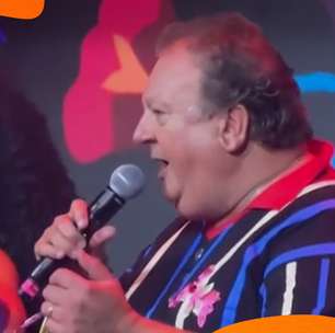 Érick Jacquin solta a voz e surpreende foliões em camarote no sambódromo do Anhembi