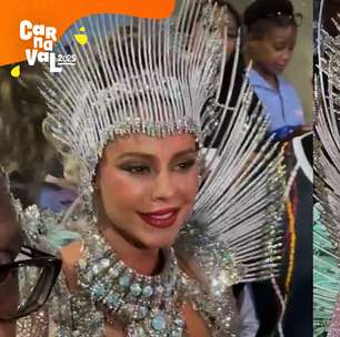 Reverenciada até de viaduto, Paolla Oliveira surge deslumbrante para despedida da Grande Rio