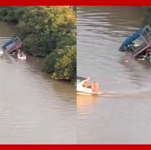 Catamarã com 24 pessoas afunda após bater em pedra em rio em Goiás