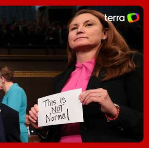 Deputada protesta com cartaz ao lado de Trump: 'Isso não é normal'