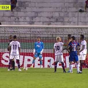 Jogador do Jacuipense é expulso ao dar peteleco em Rodrigo Nestor, do Bahia; veja o lance