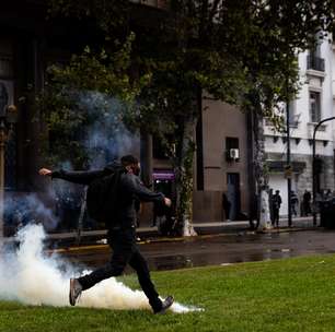 Torcidas argentinas e aposentados enfrentam polícia e ao menos 4 pessoas são presas em ato contra Milei