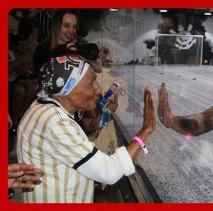 Idosa de 97 anos realiza sonho de conhecer a Neo Química Arena e encontra Memphis Depay