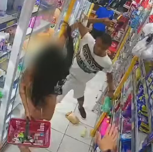 Câmeras flagram homem agredindo companheira com socos em mercado; agressor foi preso