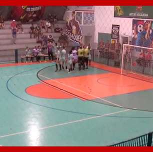 Árbitro leva cabeçada de técnico e tem dente quebrado em campeonato de futsal em SP