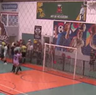 Árbitro leva cabeçada de técnico e tem dente quebrado em campeonato de futsal em SP