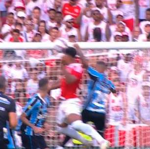 Inter reclama de toque de mão de Lucas Esteves, do Grêmio, no final do primeiro tempo da decisão do Gauchão; veja o lance