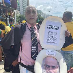 Homem se veste de Alexandre de Moraes e é muito 'tietado' em manifestação bolsonarista
