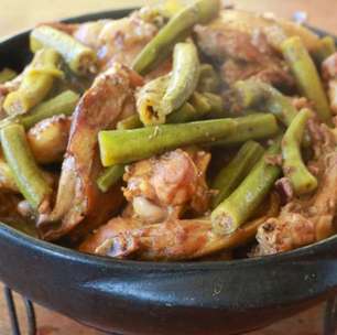 Frango com quiabo e tomate: um dos almoços mais rápidos de preparar