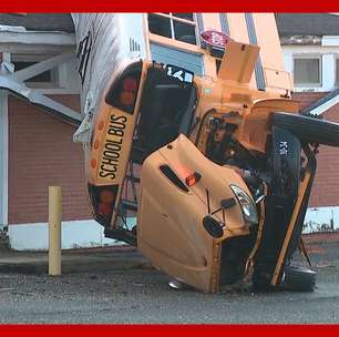 Ônibus vai parar sobre telhado de escola após passagem de tornado nos EUA