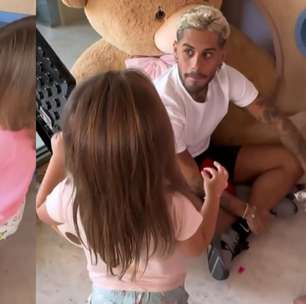 Zé Felipe encanta ao ser maquiado pelas filhas, Maria Alice e Maria Flor