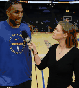 NBA: jogador do Golden State Warriors salva repórter de bolada durante entrevista