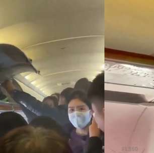 Passageiros usam garrafinhas d'água para apagar chamas em avião após carregador portátil pegar fogo na China
