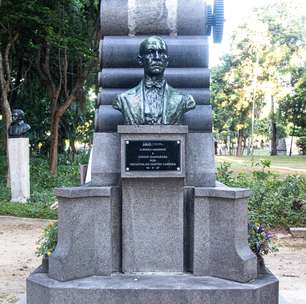 Monumento a Irineu Marinho é restaurado na Praça Paris pela Secretaria de Conservação