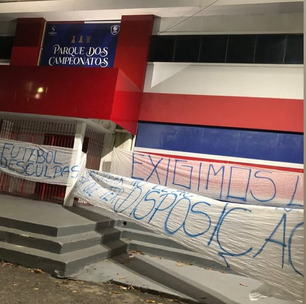Torcida do Fortaleza exibe faixas de protesto no CT às vésperas do Clássico-Rei decisivo