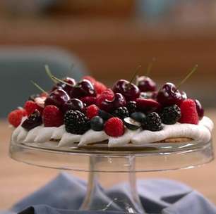 Torta de queijo mascarpone com frutas vermelhas frescas: ótima para festas chiques