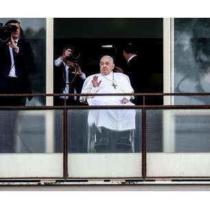 URGENTE! Papa Francisco faz primeira aparição pública e recebe alta do hospital após 40 dias internado