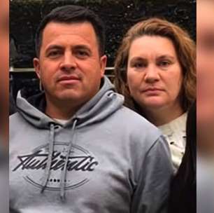 Casal morre após caminhão tombar e prensar carro embaixo de carga de toras de madeira; motorista fugiu