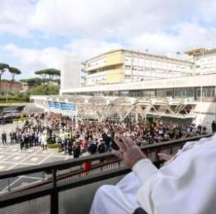 Papa Francisco deixa hospital após quase 40 dias internado; assista vídeo em que acena para fiéis