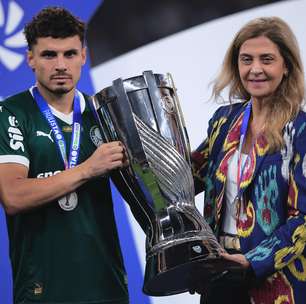 Torcedores do Palmeiras criticam Leila por sorriso ao receber taça de vice do Paulista: 'Miss simpatia'
