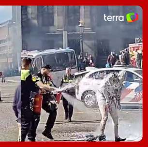 Motorista sai em chamas após carro pegar fogo em Amsterdã; homem foi preso