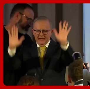 Primeiro-ministro da Austrália leva tombo em palco durante evento de campanha