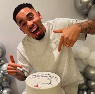 Neymar brinca sobre bolo de aniversário de Gabriel Jesus: 'Desenho tá esquisito'