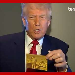 Trump mostra primeiro "Gold Card" e diz ser o primeiro comprador; cartão dá direito à cidadania americana