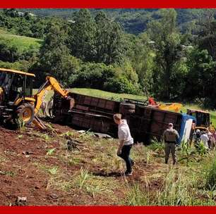Ônibus com estudantes da UFSM cai em ribanceira no Vale do Taquari (RS)