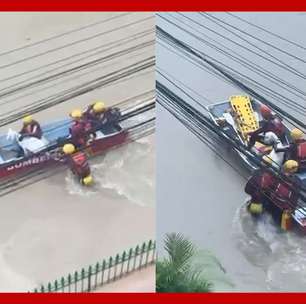 Bombeiros em bote resgatam cabra ilhada em rua alagada de Petrópolis