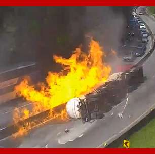 Veja momento em que caminhão-tanque tomba e explode na BR-101