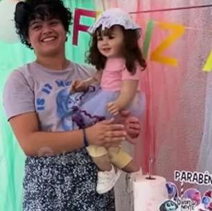 Influenciadora faz festa bizarra para bebê de mentira; fotos chocam