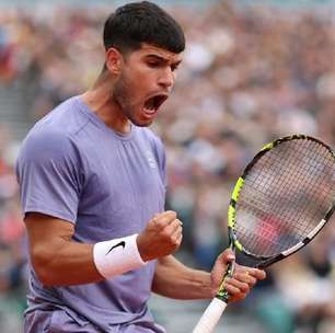 Alcaraz vira sobre argentino na estreia em Monte Carlo