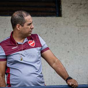 Torcida do Vila Nova decepciona e Hugo Jorgre Bravo cobra reação: "É muito pouco"