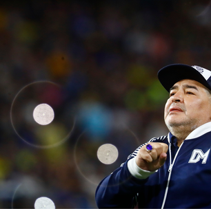 Depois de xingá-la no tribunal, ex-mulher de Maradona expõe mensagens em que psiquiatra sugere ter tido relações com o jogador: 'Sem-vergonha'