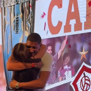 Goleiro pede namorada em casamento em premiação do Paulista