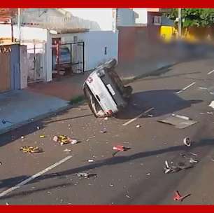 Carro capota duas vezes após colisão em cruzamento de Ribeirão Preto