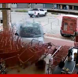 Carro estoura fachada, invade mercado e quase acerta funcionário após motorista ter mal súbito no RJ