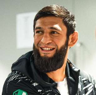 Chimaev publica foto em que finaliza Caio Borralho nos treinos e eleva tensão por cinturão interino no UFC