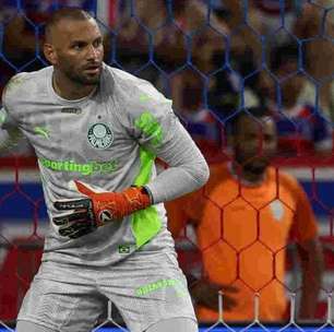 Weverton explica pênalti defendido de Lucero e revela: 'Tentei mexer com ele'