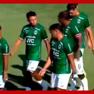 Jogador tem contrato rescindido por clube após dar tapa na cara de companheiro; assista
