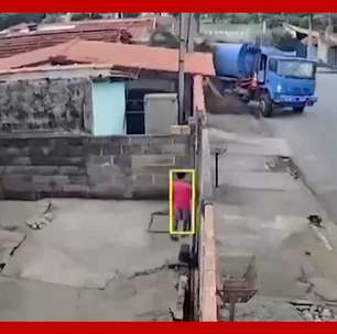 Caminhão desgovernado desce rua e invade casas no interior de SP