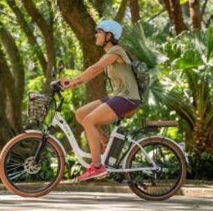 Mulheres de bike elétrica: veja dicas para usá-las na cidade