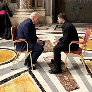 Web detona gafes de Donald Trump no velório do papa: 'Narcisista'