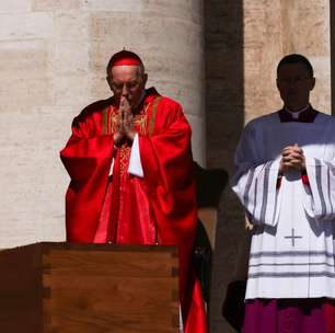 Durante homilia, cardeal exalta legado de Francisco, manda indireta para líderes mundiais e faz apelo por paz