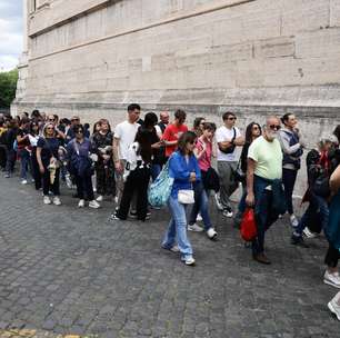 Túmulo do papa Francisco abre para visitação; centenas madrugaram na porta da igreja