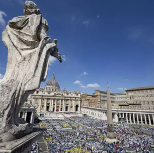 Papa Francisco: 200 mil fiéis tomam Praça São Pedro em missa dedicada ao pontífice