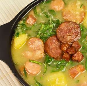 Caldo verde tradicional cremoso: pra aquecer seu jantar