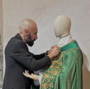 Conheça o alfaiate gay e católico que vestia o papa Francisco