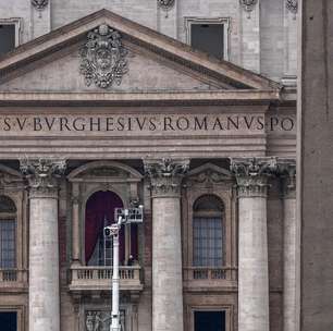 Cortinas para anúncio do novo papa são instaladas na Basílica de São Pedro